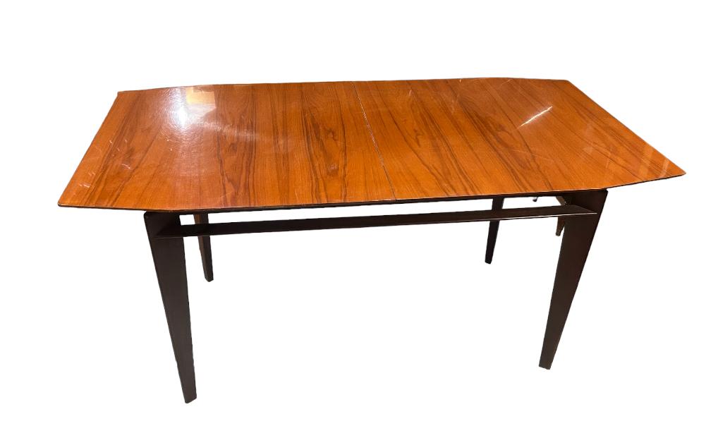 Tavolo allungabile e sedie design di Vittorio Dassi