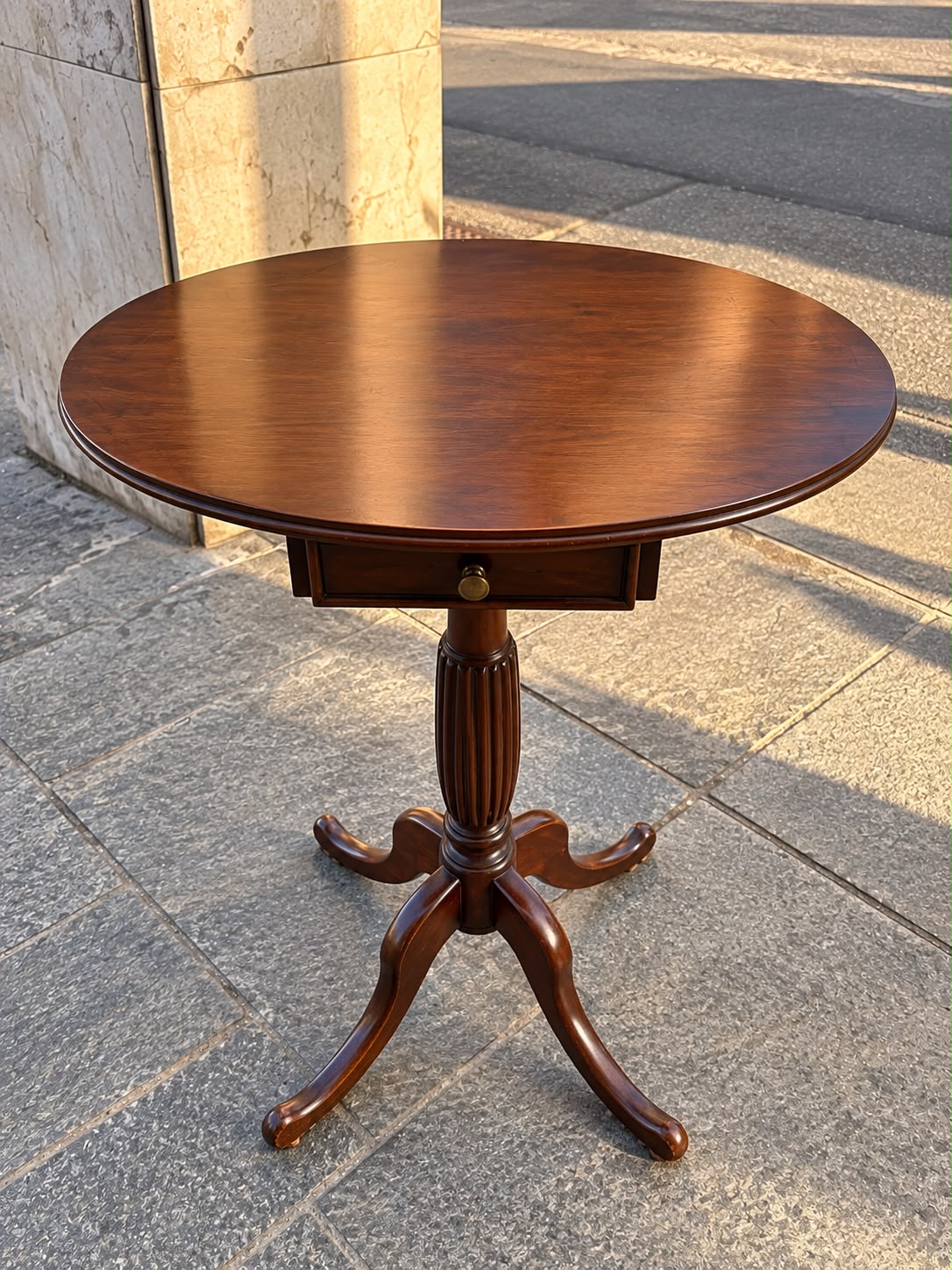 Tavolino ovale in legno con cassetto – stile inglese - immagine 2