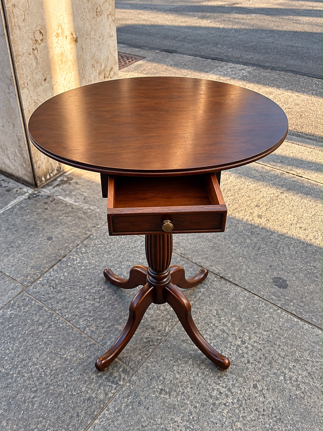 Tavolino ovale in legno con cassetto – stile inglese