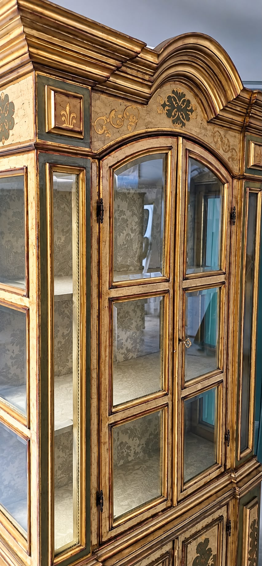 Vetrina decorativa in legno laccato e dorato – stile classico - immagine 2