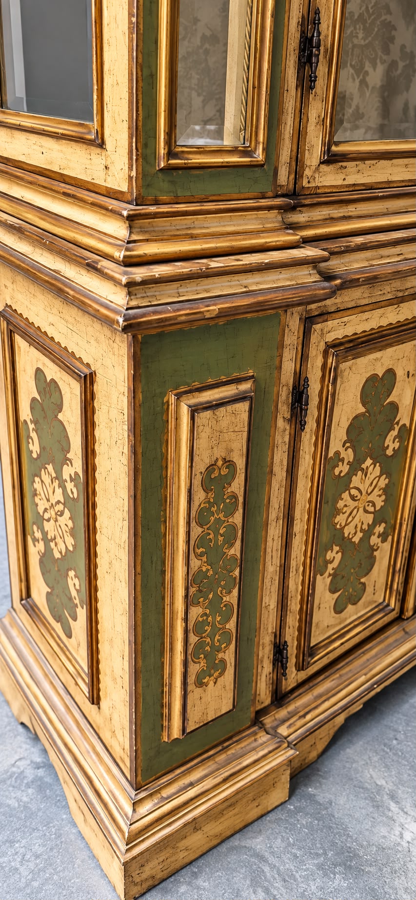 Vetrina decorativa in legno laccato e dorato – stile classico - immagine 3