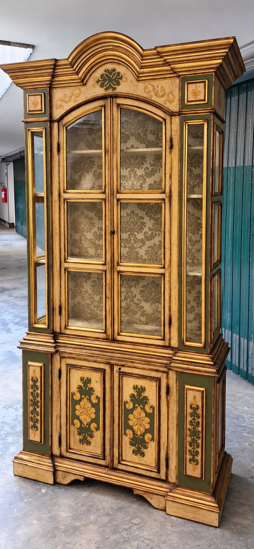 Vetrina decorativa in legno laccato e dorato – stile classico - immagine 4