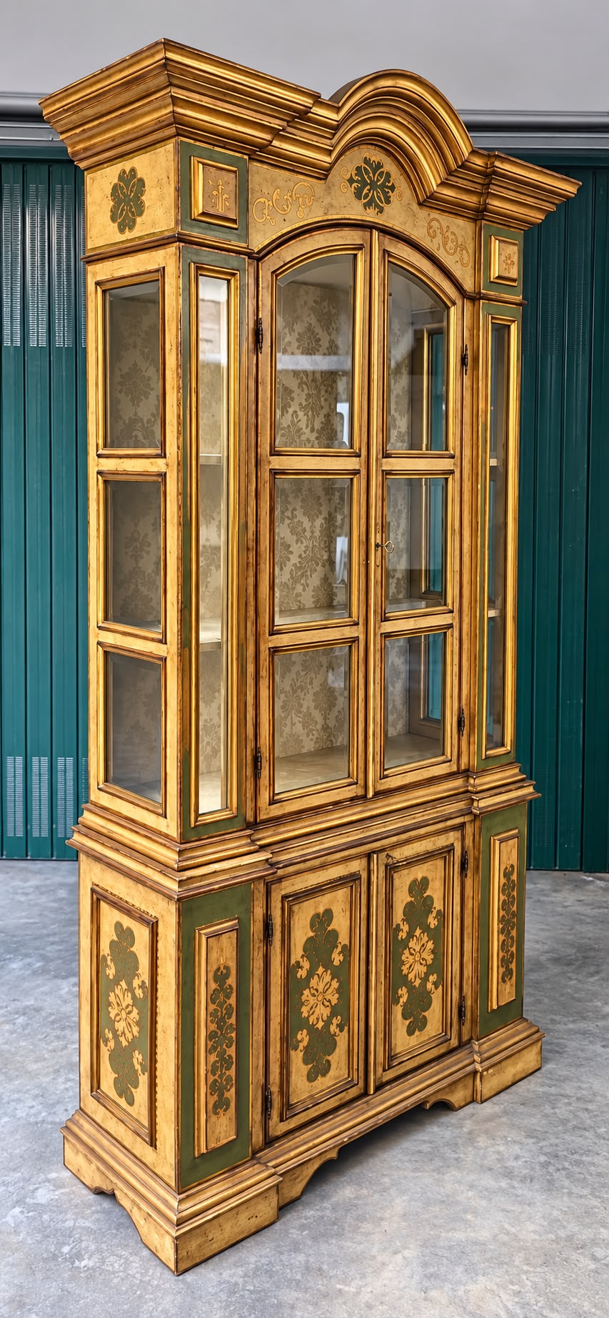 Vetrina decorativa in legno laccato e dorato – stile classico - immagine 5