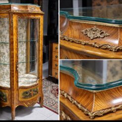 Vetrina in Bois de Rose con bronzi dorati, vetri sagomati e pannelli dipinti